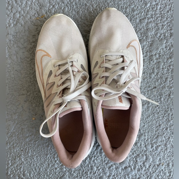 Nike Womens Quest 3 Running Shoes Plantinum Tint Red Bronze 003 (Size 8) - Picture 4 of 7